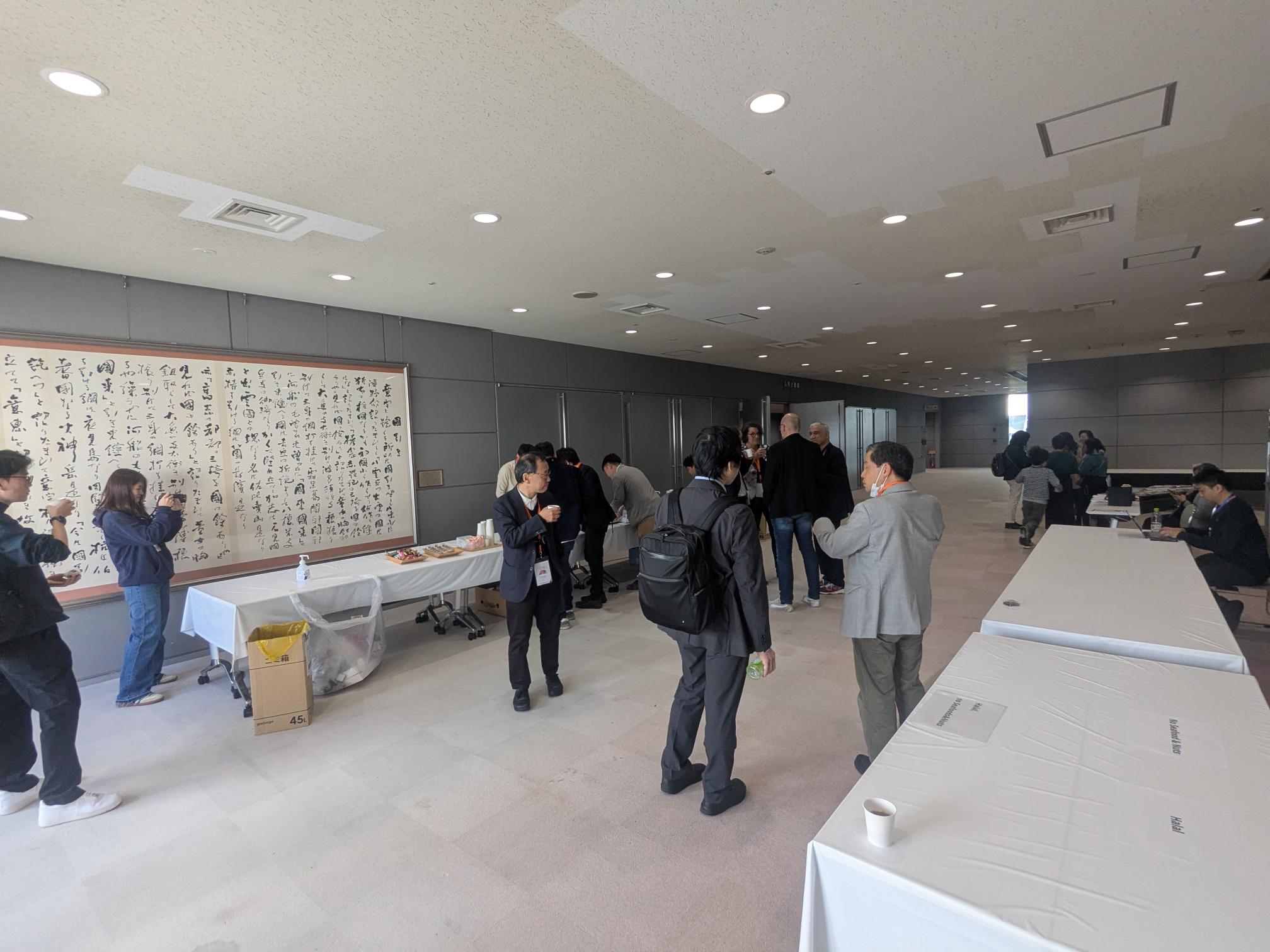 会場にて参加者の方々が談笑している様子